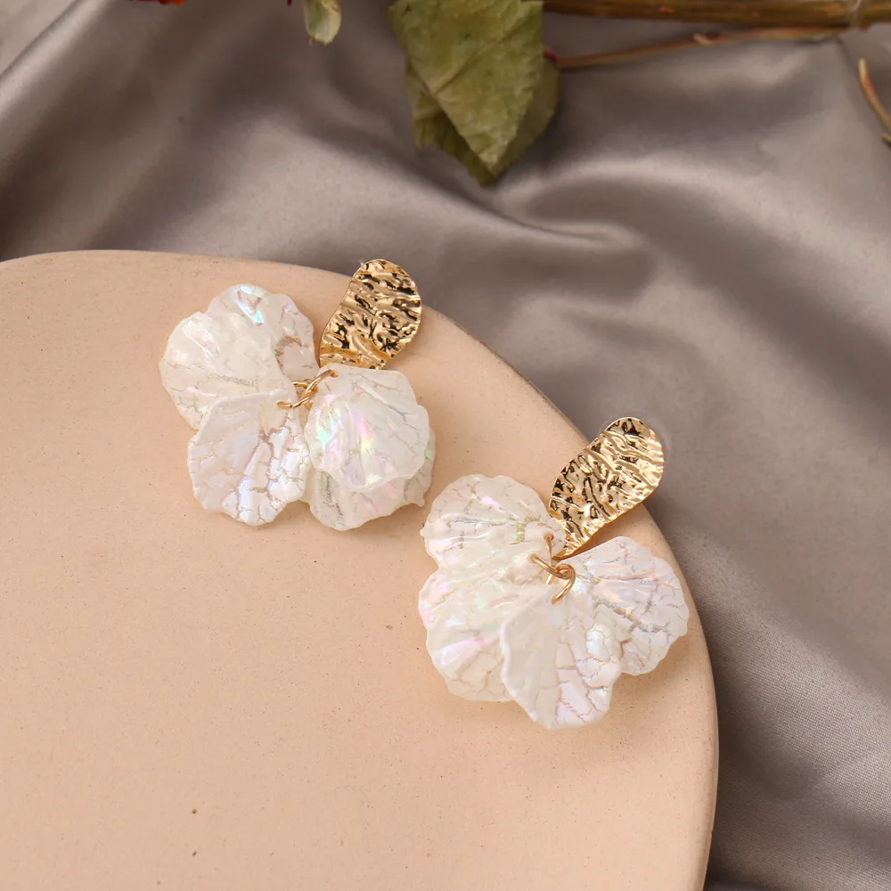 Korean White Flower Petal Drop Earrings for Women Trendy Acrylic Alloy Pendant Earring Fashion Temperament Jewellery