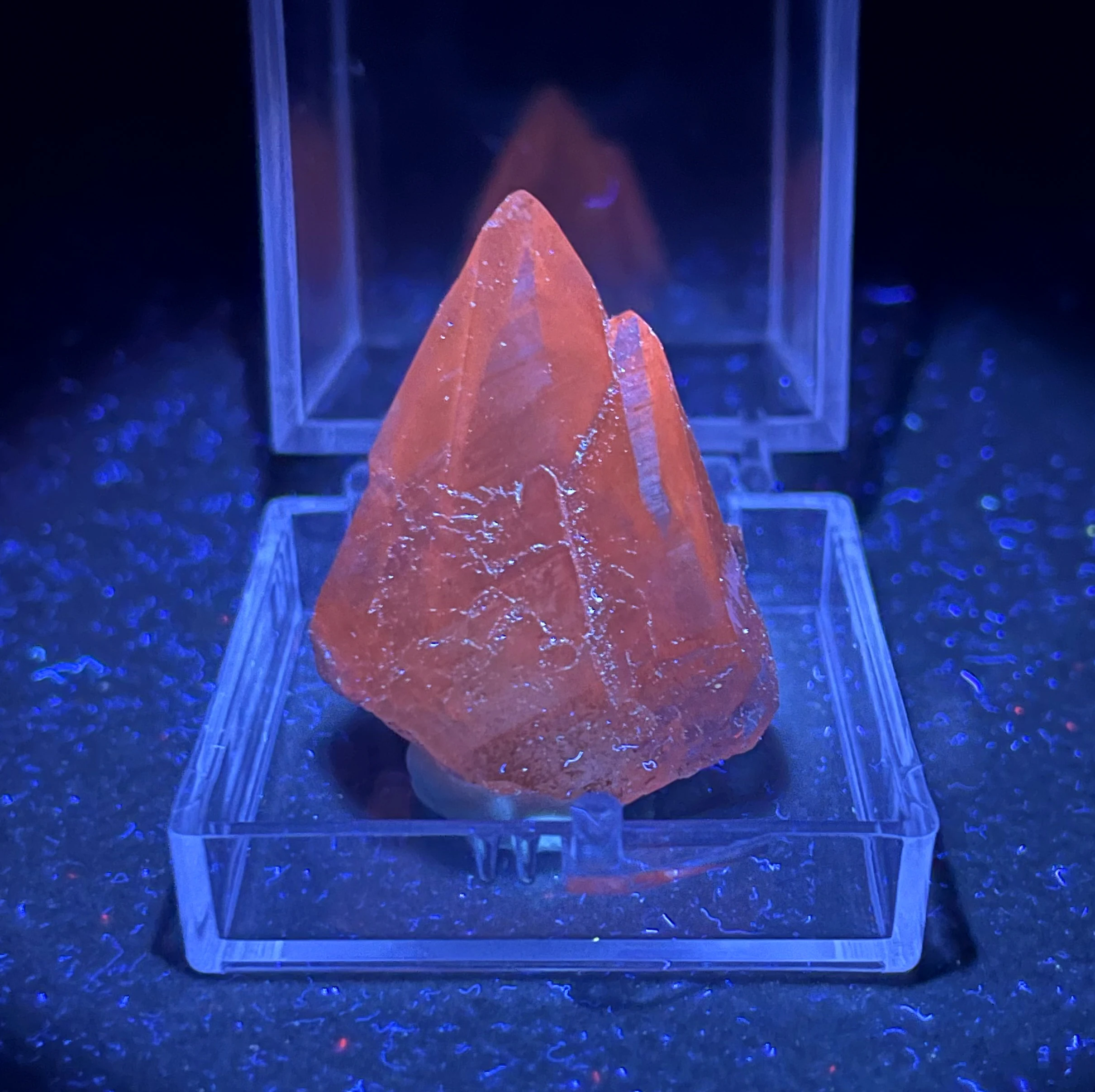 

NEW! 100% natural Fluorescent Monocrystal calcite mineral specimen stones and crystals healing crystals quartz + box size 3.4cm