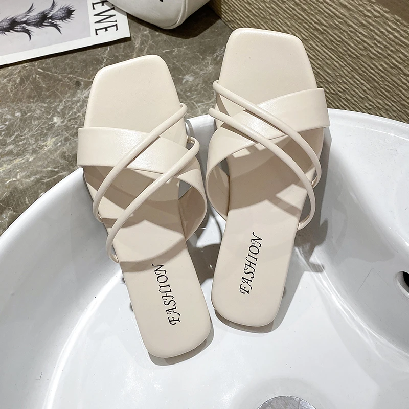 

Женские шлепанцы, Новинка лета 2022, сандалии на плоской подошве с открытым носком в Корейском стиле, женская модная повседневная обувь на рем...