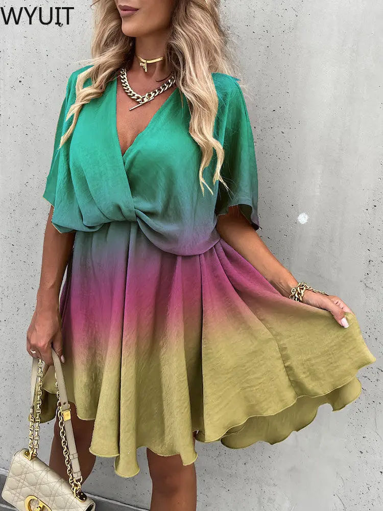 

Женское мини-платье с глубоким V-образным вырезом и рукавом до локтя