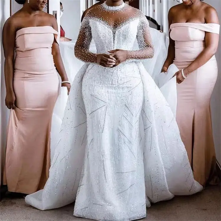 

Свадебное платье в африканском стиле с блестками и длинным шлейфом