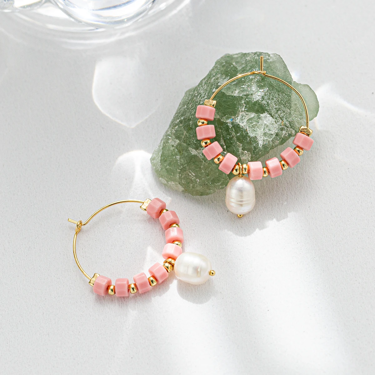 

Renya Baroque Pearl Hoop Earring Pink Acrylic Cube Beads Gold Ball Hoop Earrings for Women Girls Party Jewelry Accessories Gift
