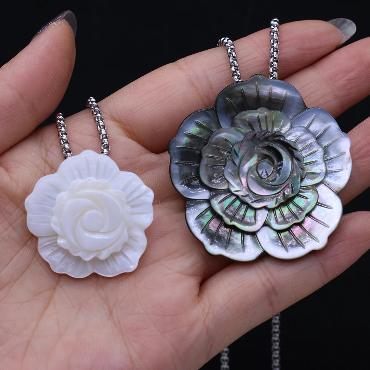 

Natural Shell Flower Pendant Necklace 60cm Stainless Steel Chain White Black Shell Chakra Jewelry Pendant Necklace for Women