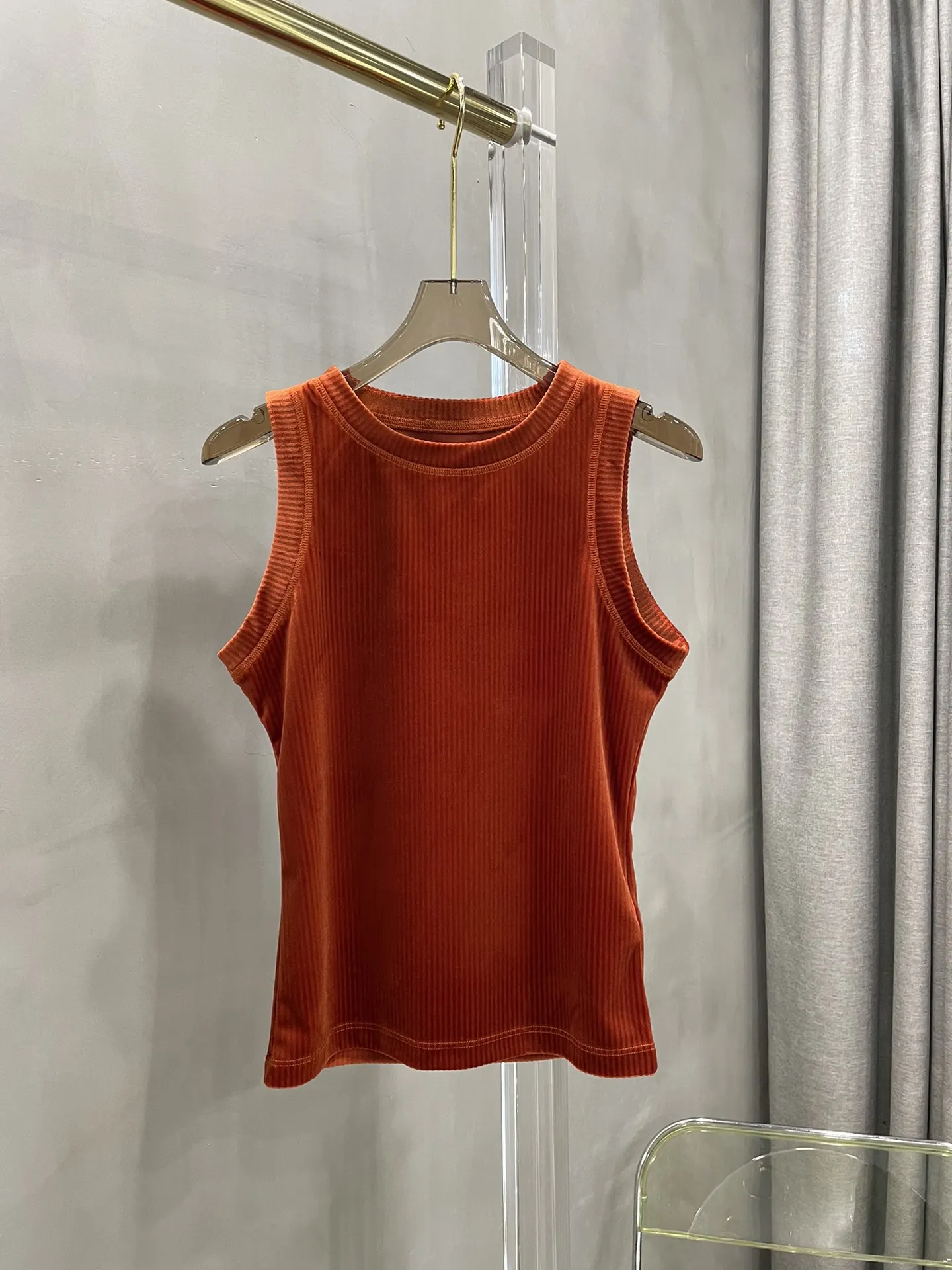 

23 Early spring corduroy tangerine vest Tangerine skin-friendly and retro chic,
