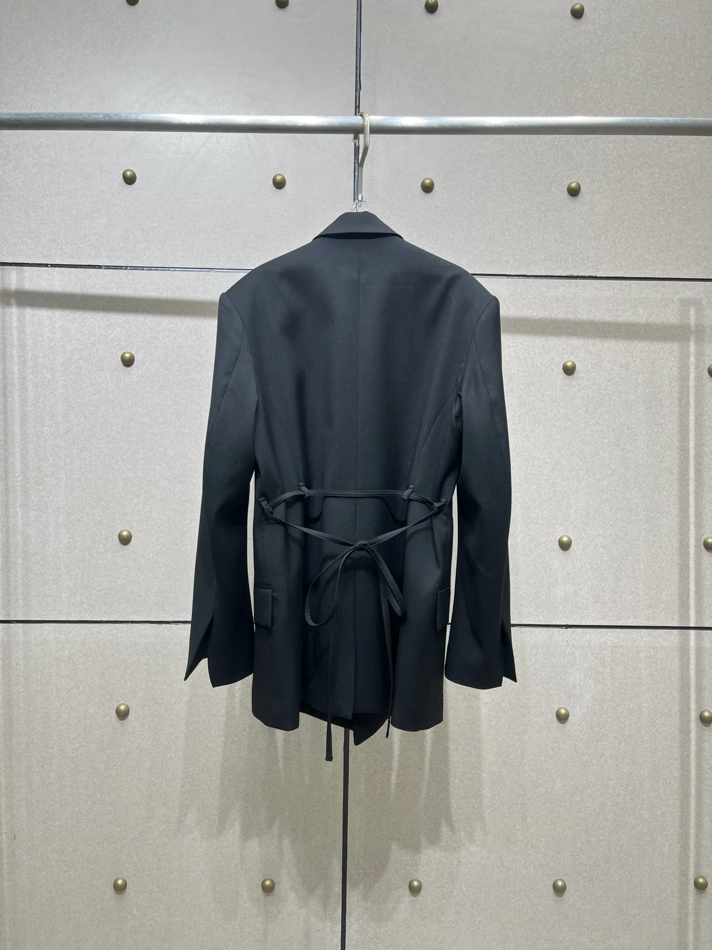 Женский пиджак с длинными рукавами черный и галстуком-бабочкой осень 2024