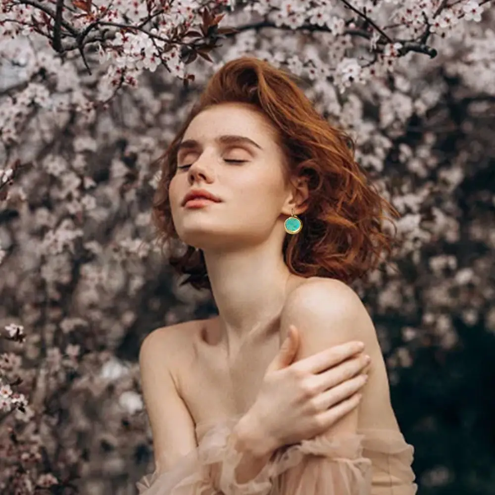 Минималистичные серьги-гвоздики с изумрудными драгоценными камнями из сплава