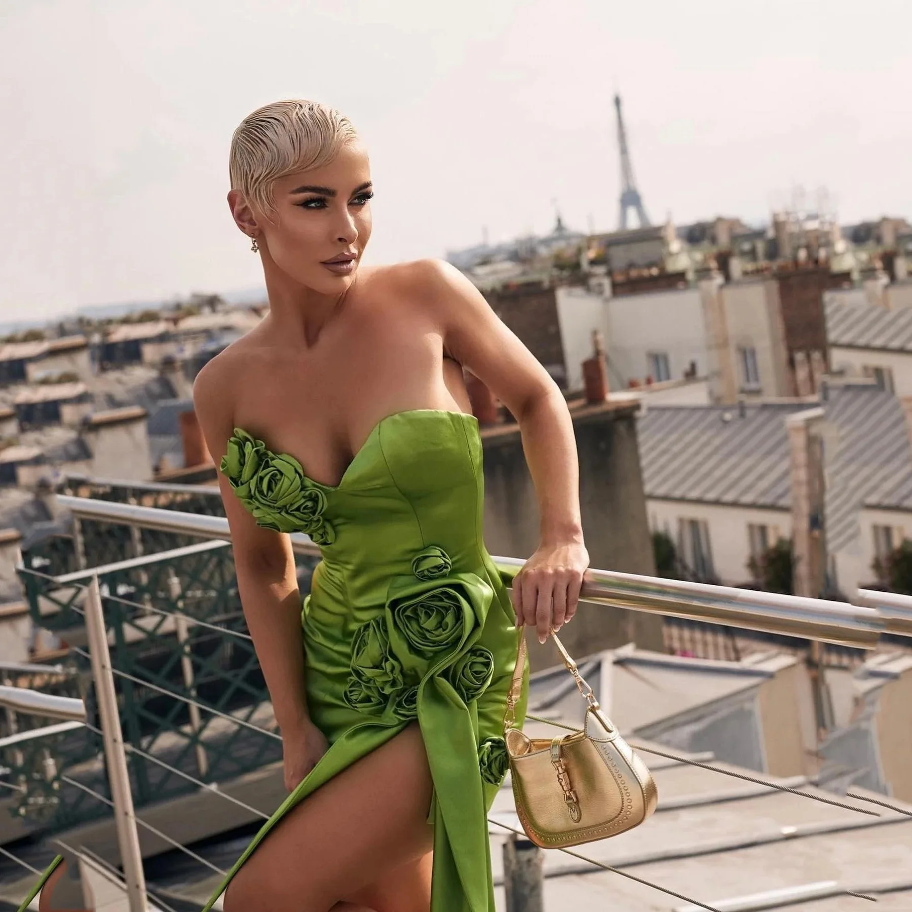 Зеленое платье для выпускного вечера с цветочным принтом без рукавов модное