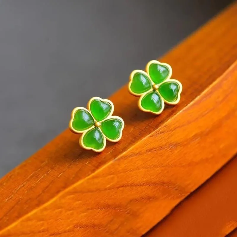 Серьги-гвоздики из зеленого нефрита с клевером талисманы позолоченные 18 карат