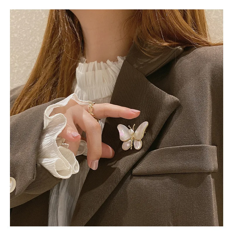 

New Pearl Inlaid Butterfly Brooch Temperament Women Coat T-shirt Decoration Pin Anti-lighting Insect Brooches Gift