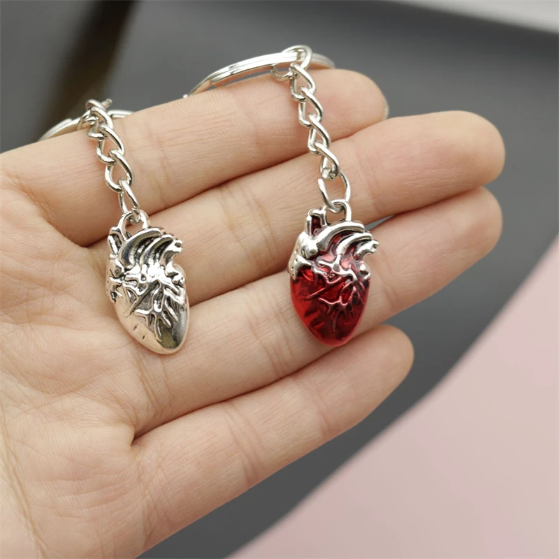 Брелок с сердечком в готическом стиле