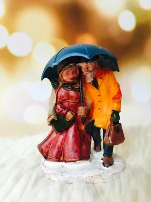 

Фигурка из смолы "Мужчина и женщина под синим зонтиком"