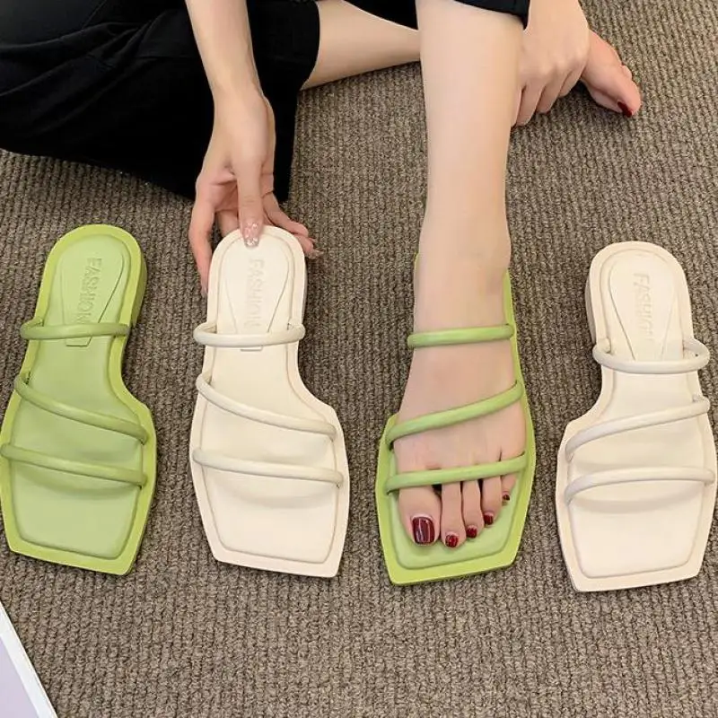 

Женские шлепанцы с открытым носком, на толстом каблуке, без застежки