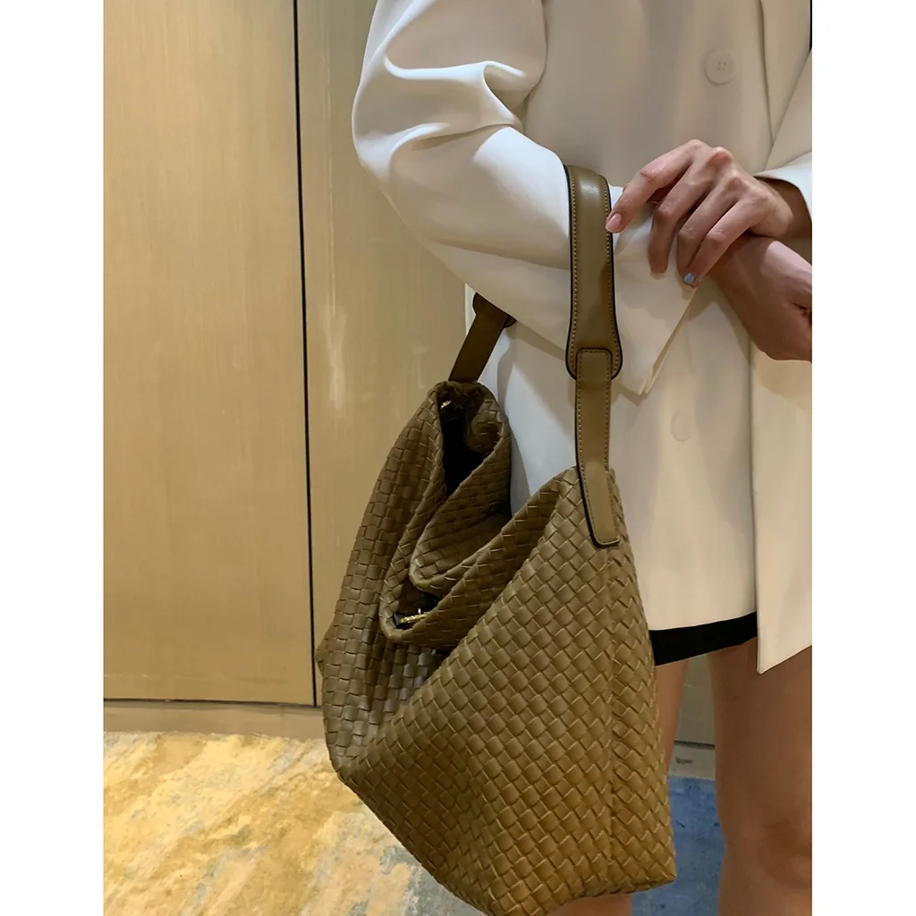 Senior sense of woven women's bags new large capacity retro bags Europe and the United States wind trend armpit bag