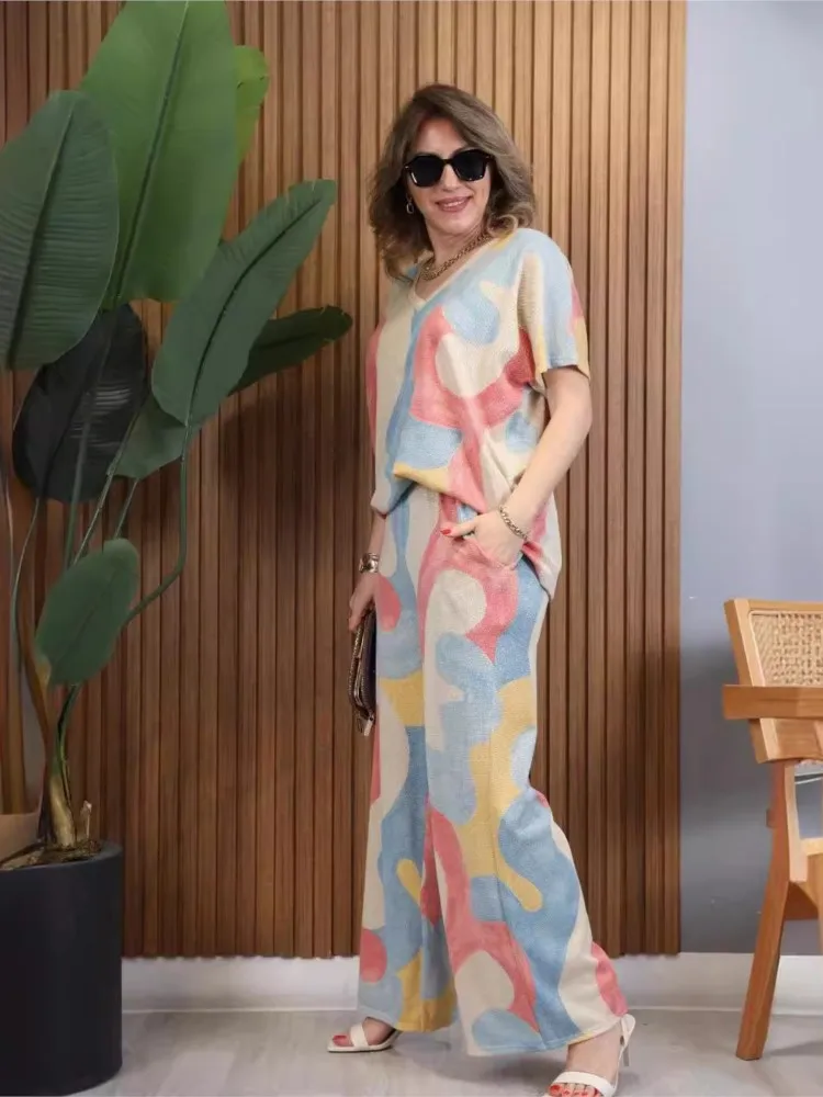 Женский брючный костюм из футболки с коротким рукавом и брюк широкими штанинами