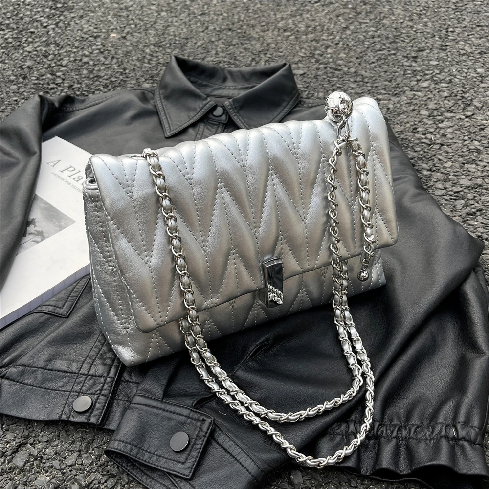 

Toptrends, серебряные стеганые сумки на плечо с цепочкой для женщин 2023, трендовая дизайнерская плиссированная сумка через плечо Y2K, женские Сумк...