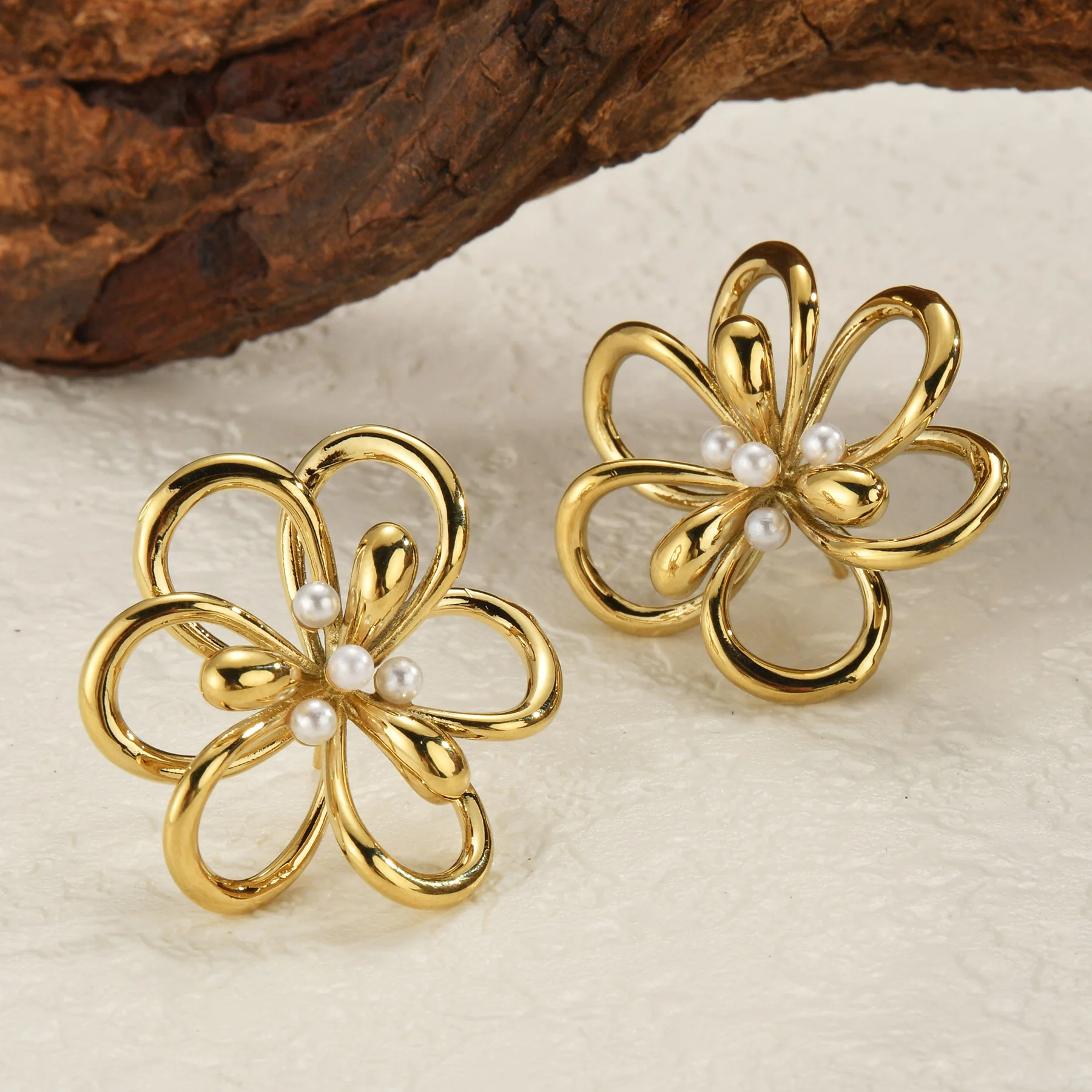 Новинка 2024 модные серьги-гвоздики в виде цветка с жемчугом позолоченные серьги