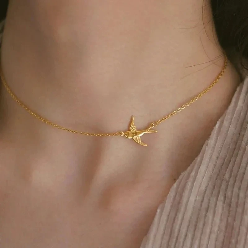 Ожерелье Ласточка приходит для зрелых женщин элегантное колье в виде птицы