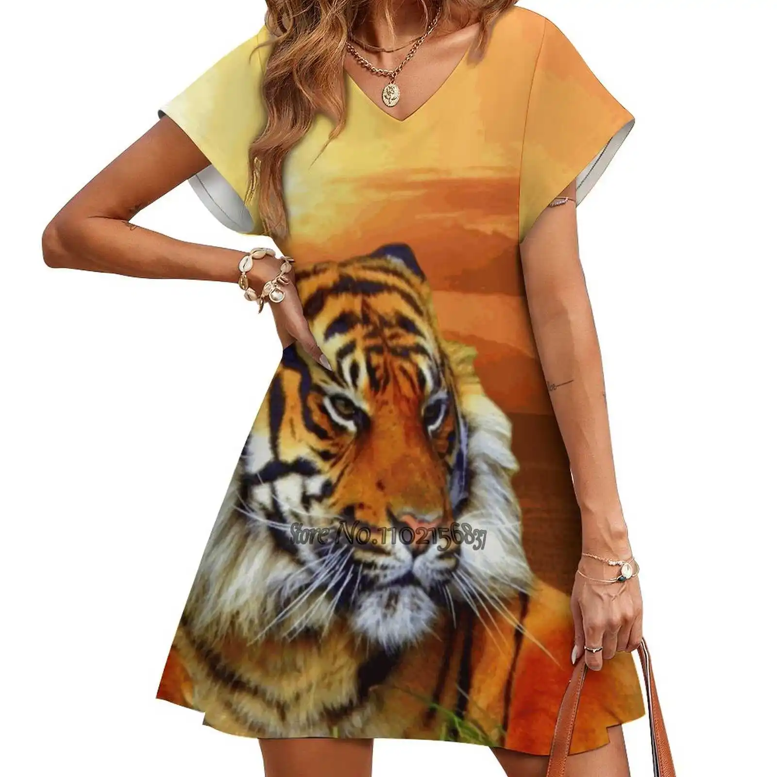 

Платье с принтом тигра, коротким рукавом и V-образным вырезом