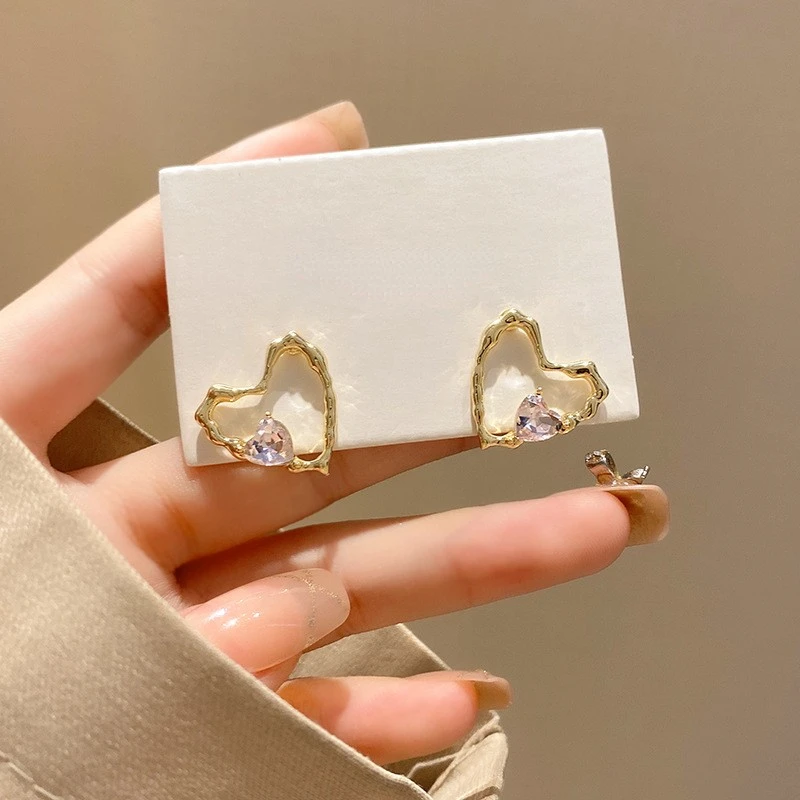 Женские серьги-гвоздики в форме сердца из розового циркона