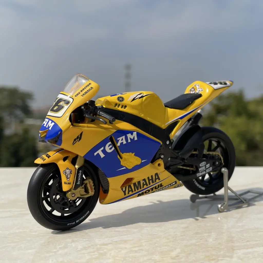 

Коллекция моделей гоночных автомобилей Yamaha M1 Moto GP № 46 Rossi 1/18
