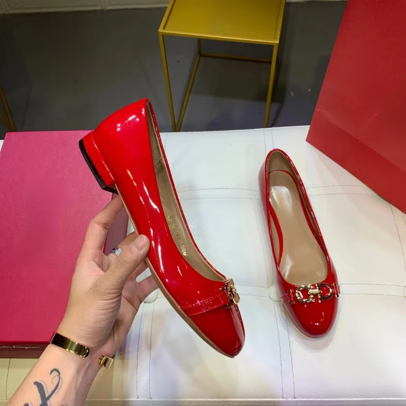 2023 High end horseshoe buckle women's shoes, shallow round toe single shoe, thick heel, elegant patent leather women's shoes