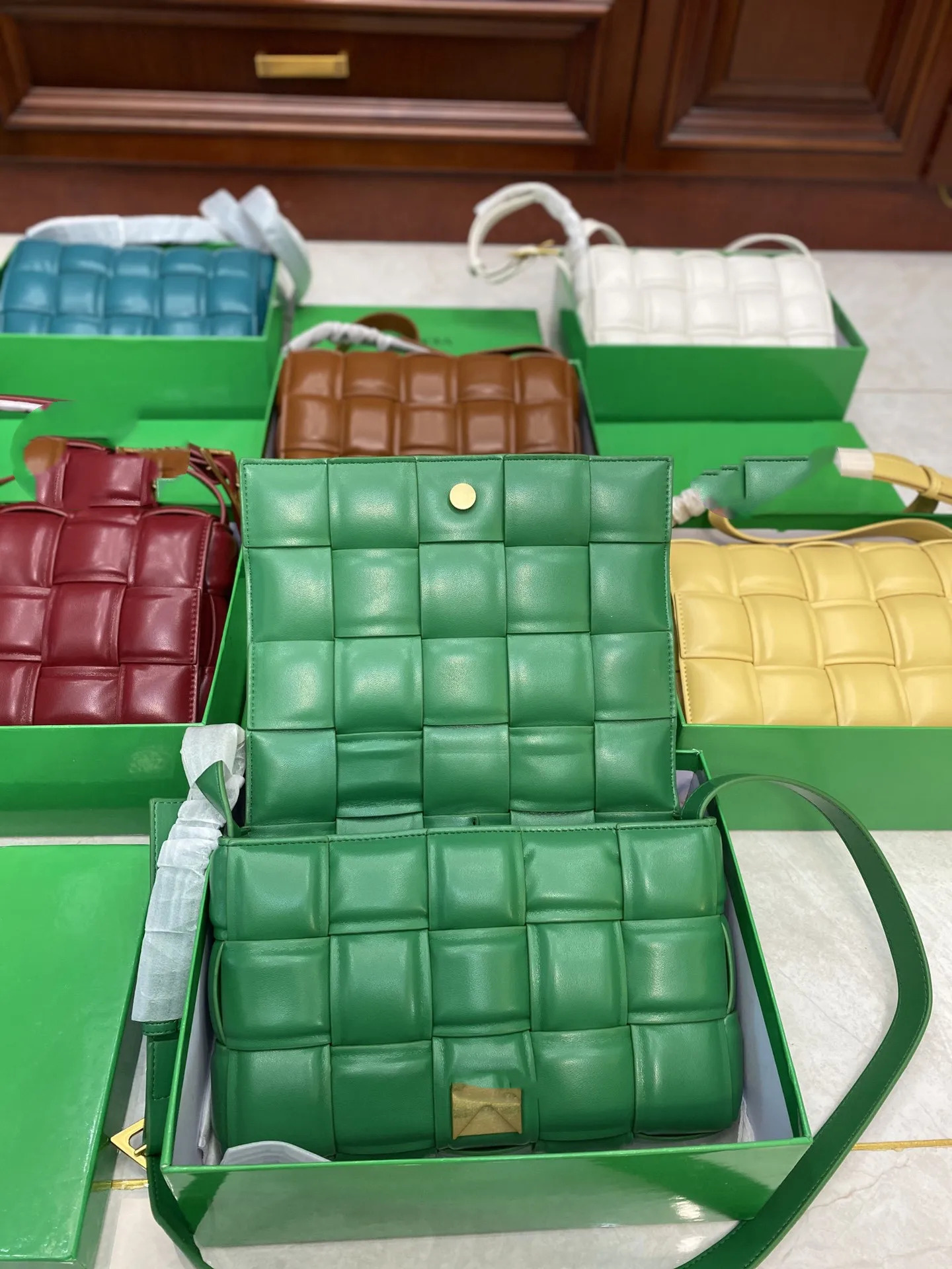 

Brand Luxury Designer New BV Women Pillow Single Shoulder Crossbody Bag Leather +Box size: 26×18×8cm Bv