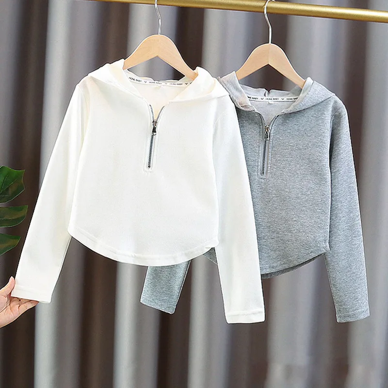 Хлопковый однотонный укороченный свитшот с капюшоном и полумолнией для девочек