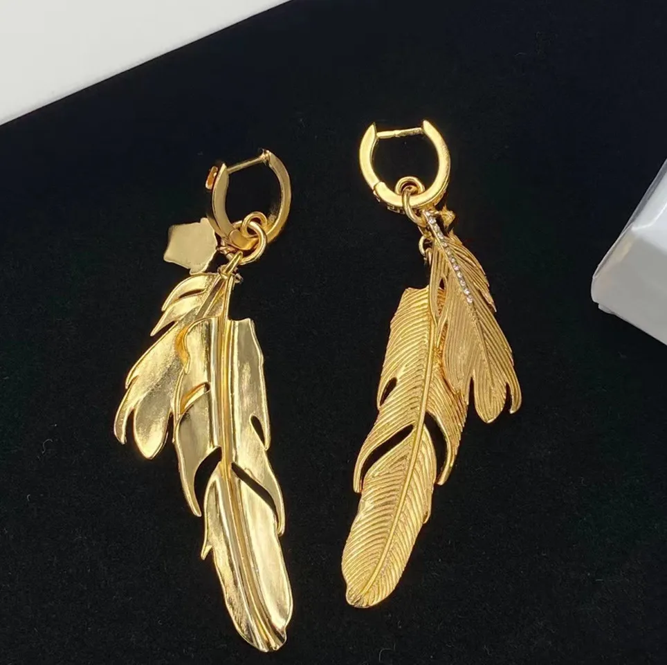 

High Quality Brand Design 18k Gold Leaves Dangle Earrings Women European Brass Feather Drop Stud Earrings Jewelry Wedding Gift