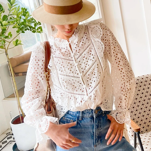 

Блузка женская белая с V-образным вырезом и длинным рукавом