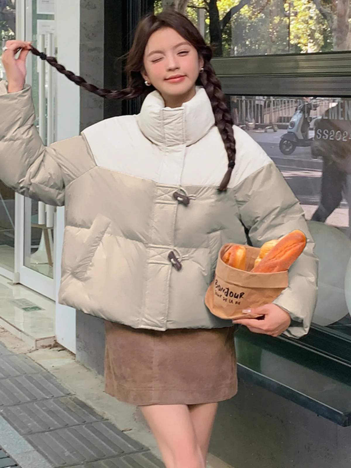 Модный контрастный цвет в стиле пэчворк короткий пуховик на белом утином пуху