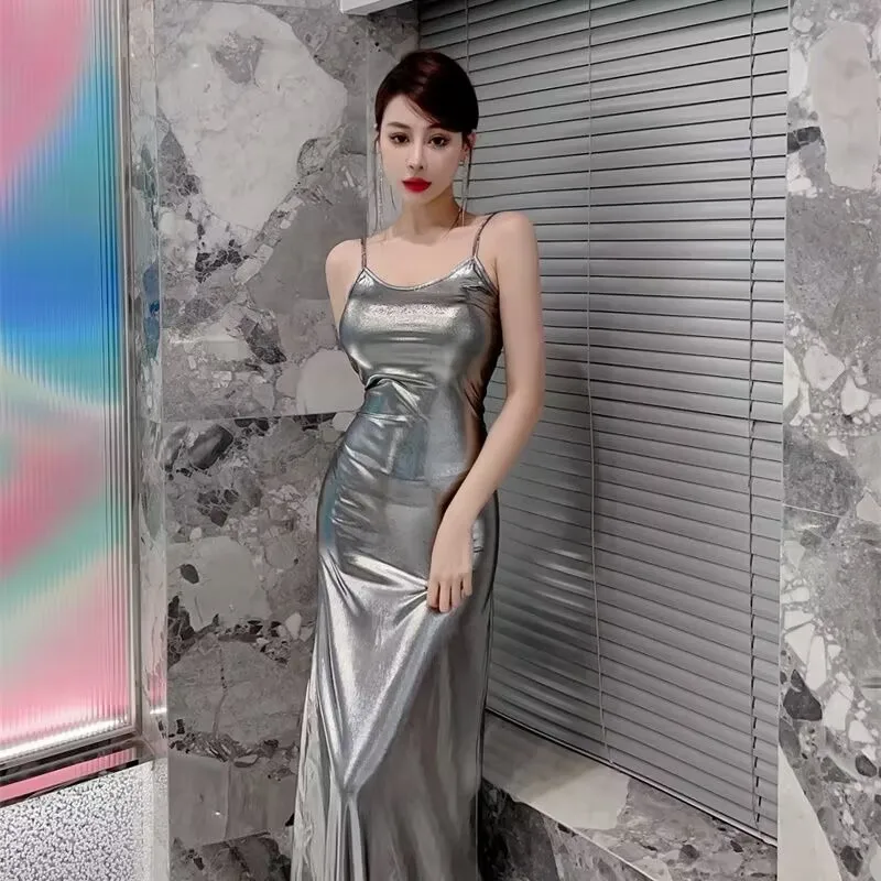 Серебристое эластичное дышащее длинное платье на бретелях летнее облегающее с