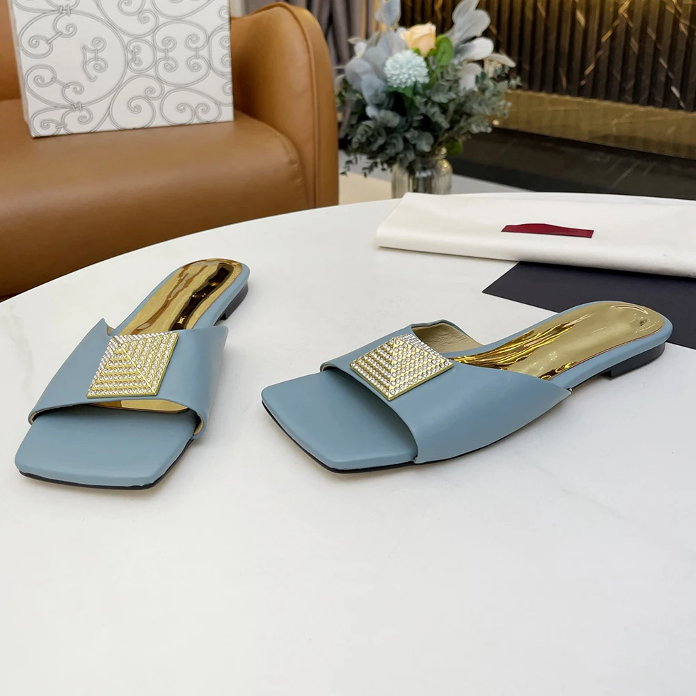 Женские босоножки с квадратным носком на высоком массивном каблуке большие