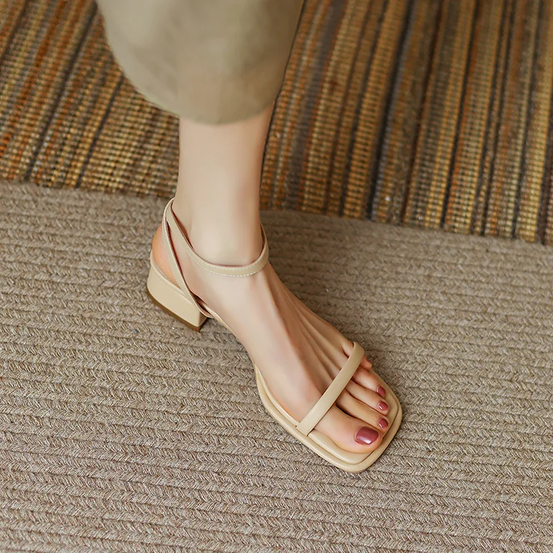 

Сандалии-гладиаторы женские на низком каблуке, модные босоножки с узким ремешком на щиколотке, Повседневная пляжная обувь, большие размеры,...