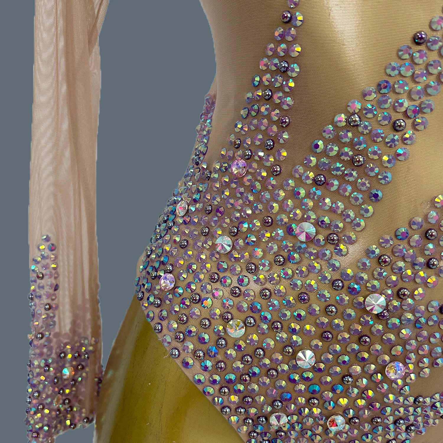 Боди с блестящими фиолетовыми кристаллами и бриллиантами роскошный сексуальный