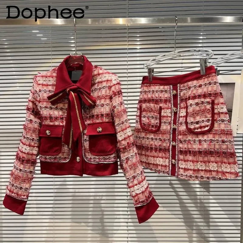 

Женский комплект из двух предметов, Красный Клетчатый твидовый пиджак с бантом и отложным воротником, короткая юбка на пуговицах с жемчужин...
