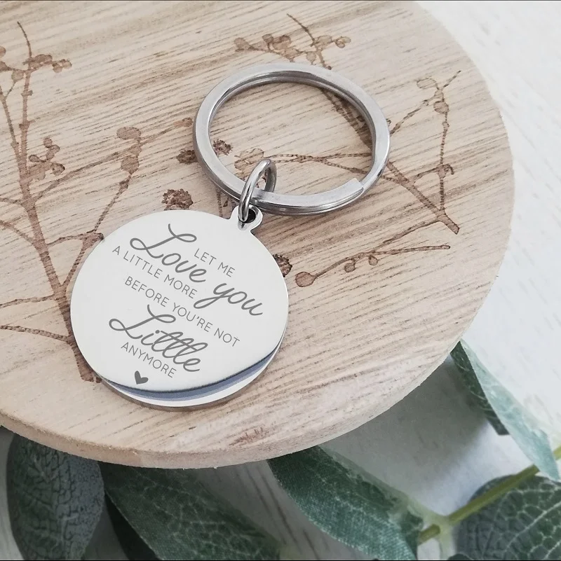 

2023 New Stainless Steel Carved Round Keychain "Love You To The Moon and Back" Jewelry Accessory Gift