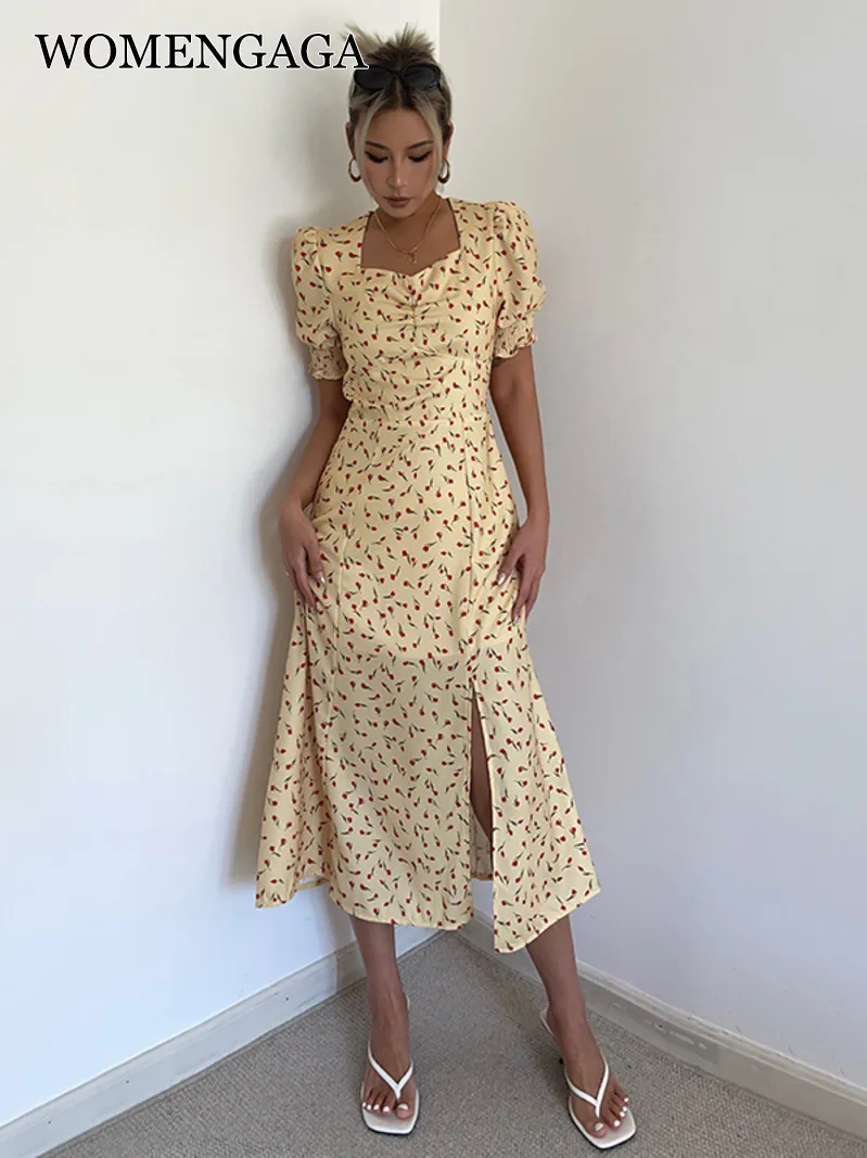 

Женское желтое платье с цветочным принтом, квадратным вырезом и разрезом