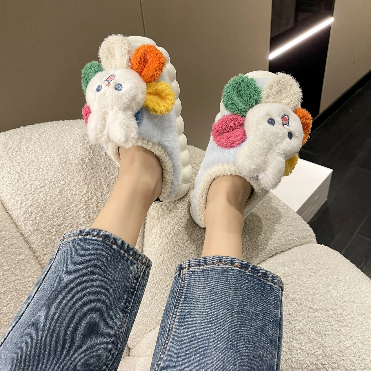 

Симпатичные Тапочки Baotou с мультяшным Кроликом, женская одежда, осень и зима, новая модная универсальная хлопковая домашняя обувь на толстой...