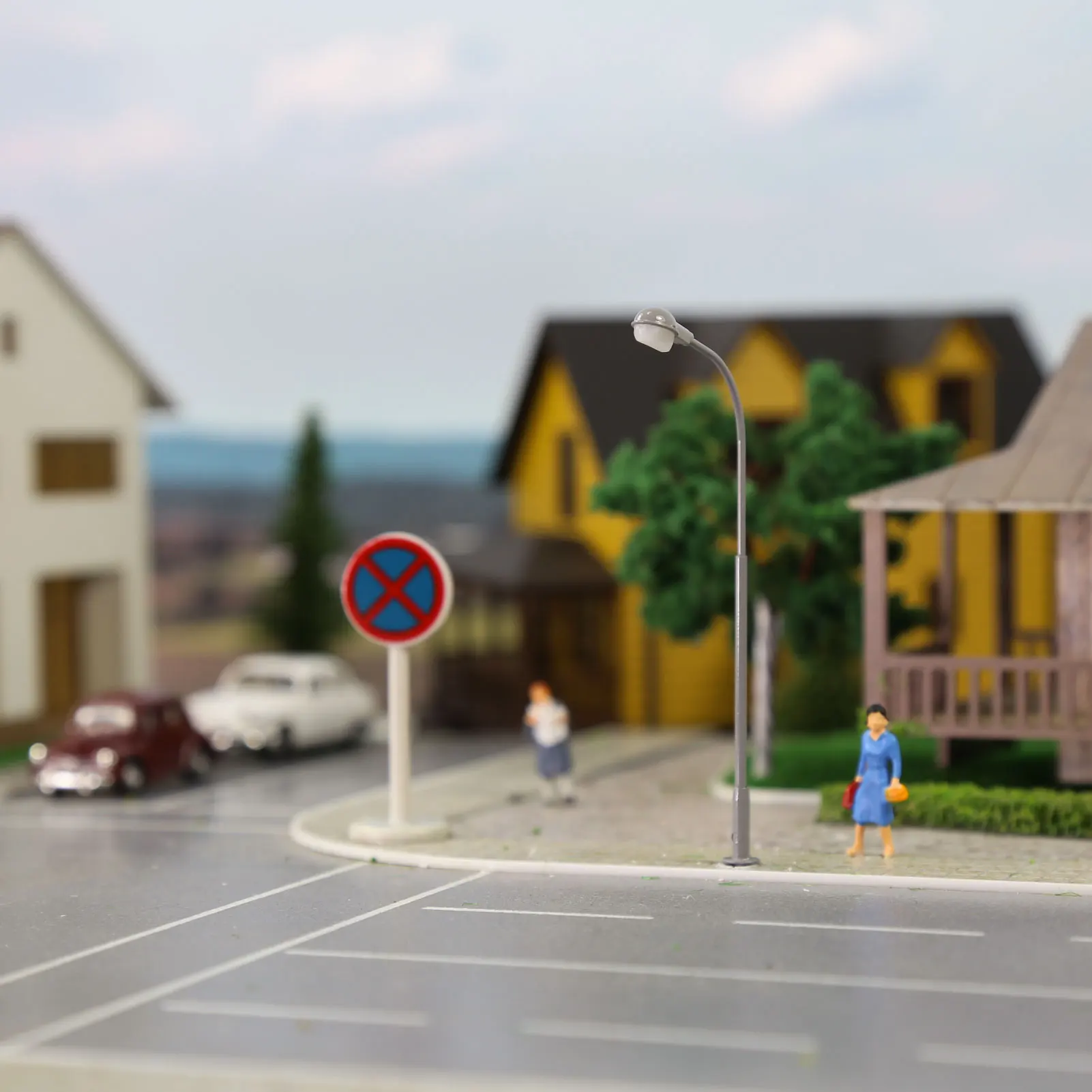 

Evemodel 5pcs Model Railway Layout TT Scale 1:120 Metal Lamp Street Lights Bright White LEDs Shade LD10TTWGr