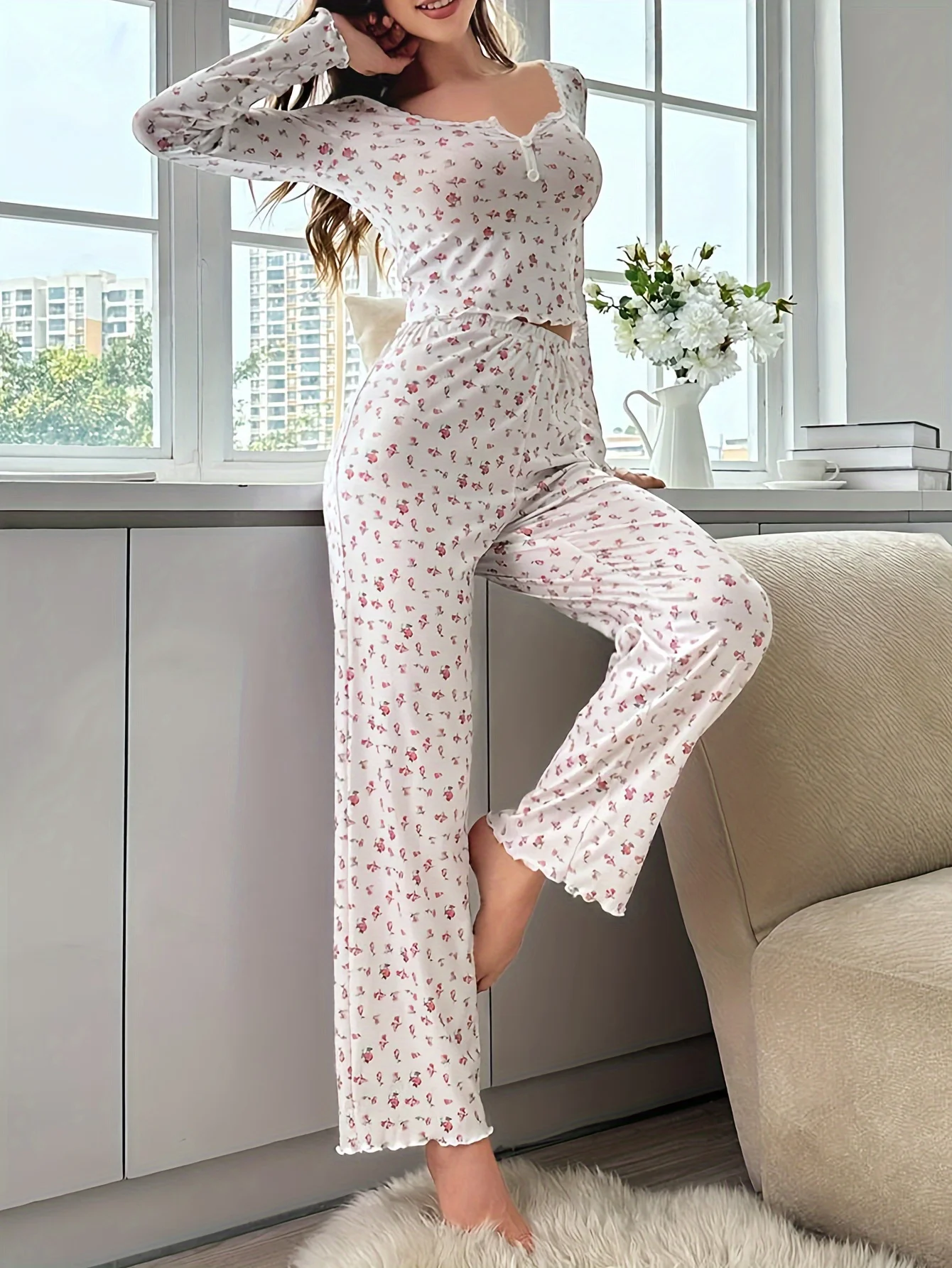 Повседневный пижамный комплект в рубчик с цветочным принтом и отделкой салата