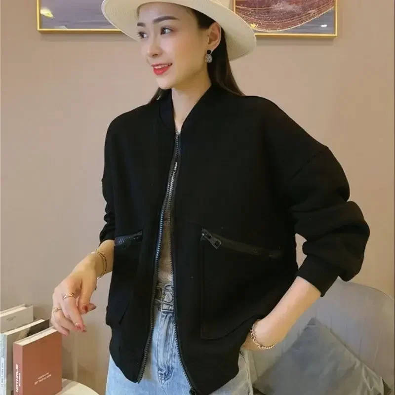 Простая свободная куртка-бомбер на молнии для женщин. Предложение роскоши.