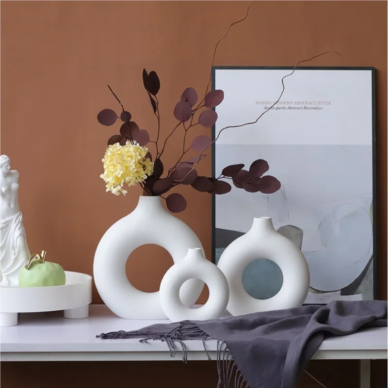 

Ceramic Round Hollow Vase Donut Flower Pot Office Desktop Ornament Accessories Home Living Room Frosted Vases Home Decorations