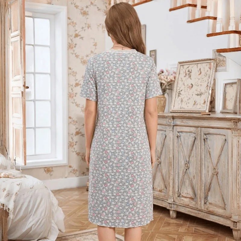 Фото Летняя ночная сорочка с принтом в виде сердечек, коротким рукавом, свободного кроя, больших размеров, с кружевной отделкой и разрезом. №5