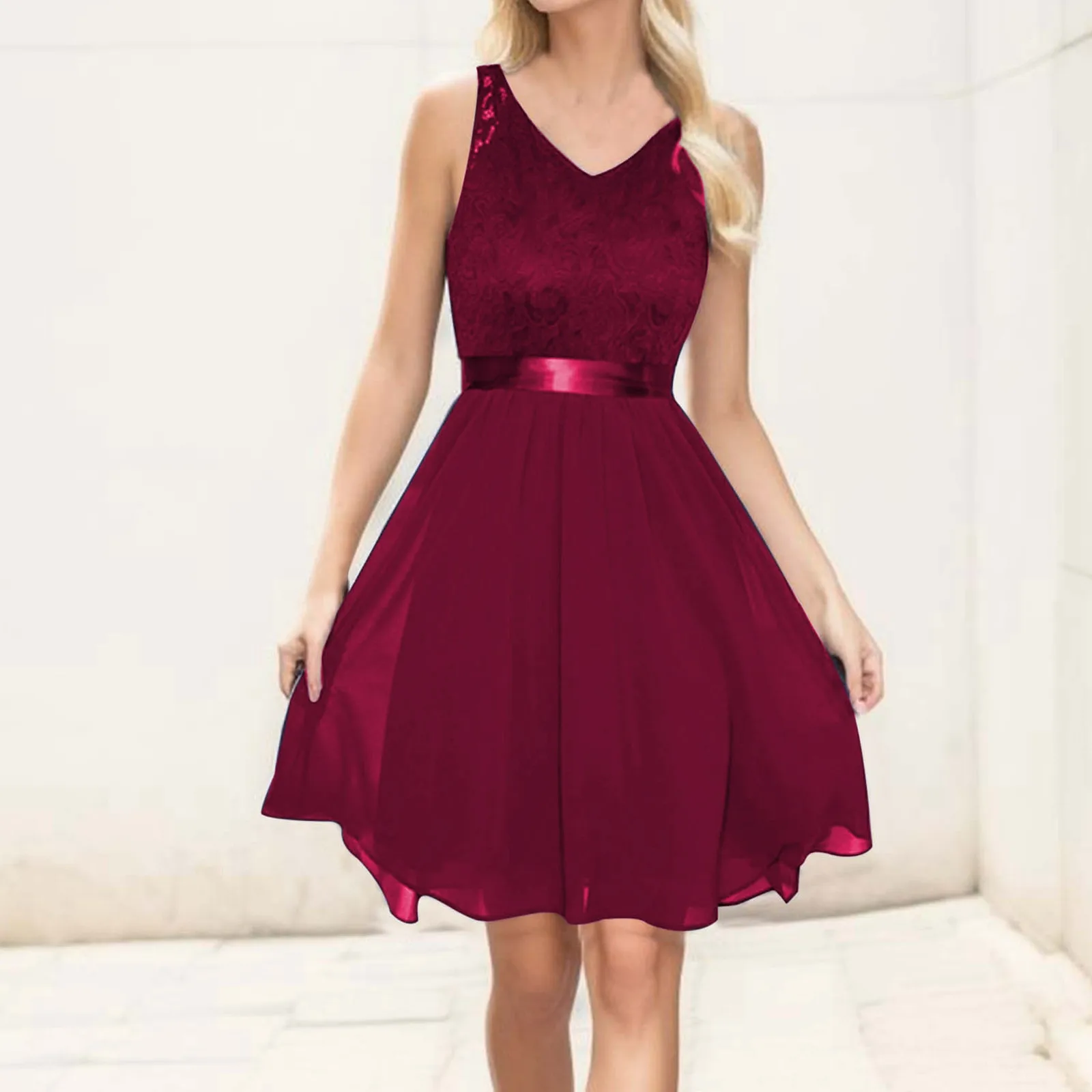 

Elegant V Neck Sleeveless Lace Chiffon Bridesmaid Dress Mid Length Vintage Swing Waist Cinching Detail Stretchy Dress Women