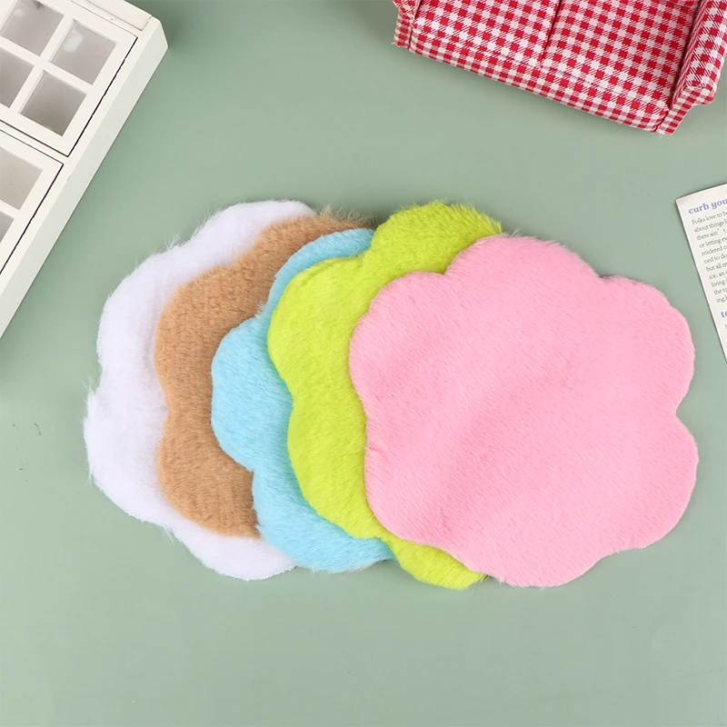 

Миниатюрный плюшевый ковер в форме цветка для кукольного домика, милый мягкий искусственный кукольный домик, аксессуары для украшения мебе...