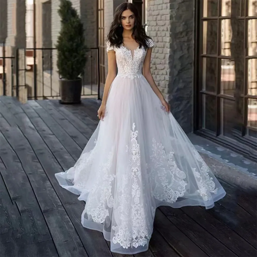 

Кружевное свадебное платье-трапеция с V-образным вырезом и бусинами