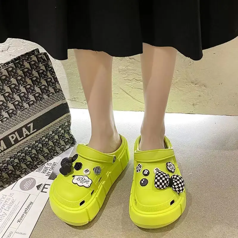 2023 New Fashion Charms Clogs Thick Sole Outdoor Women Slippers High Quality Summer Beach Sandals For Girls