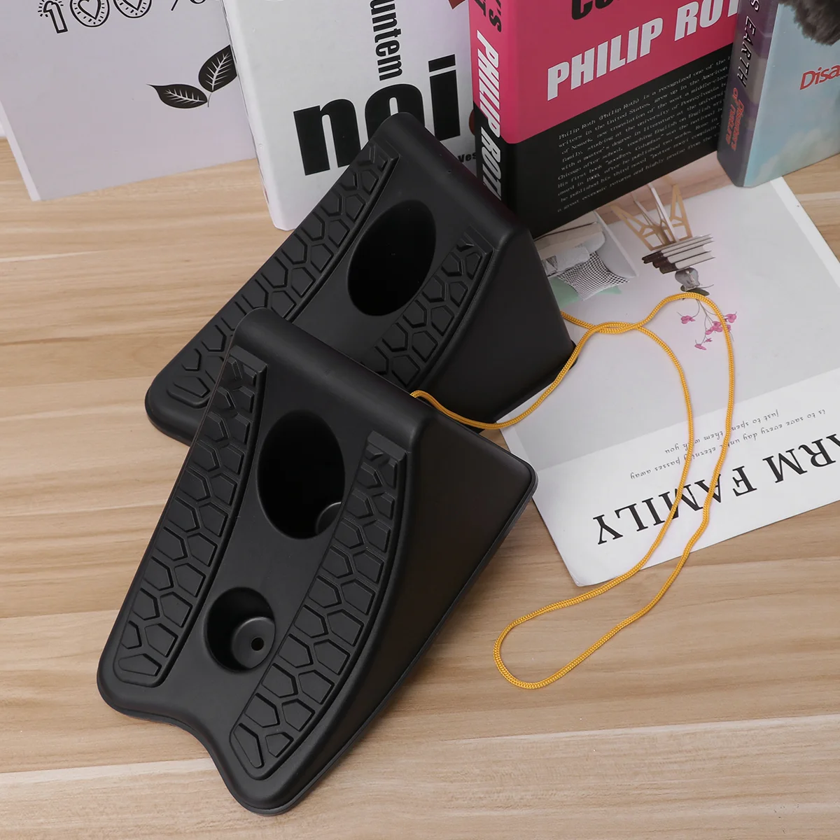 

2PCS Car Wheel Rubber Slider Block Block Wheel Ramp Triangle Rubber Skid Wheel Chocks(Black)