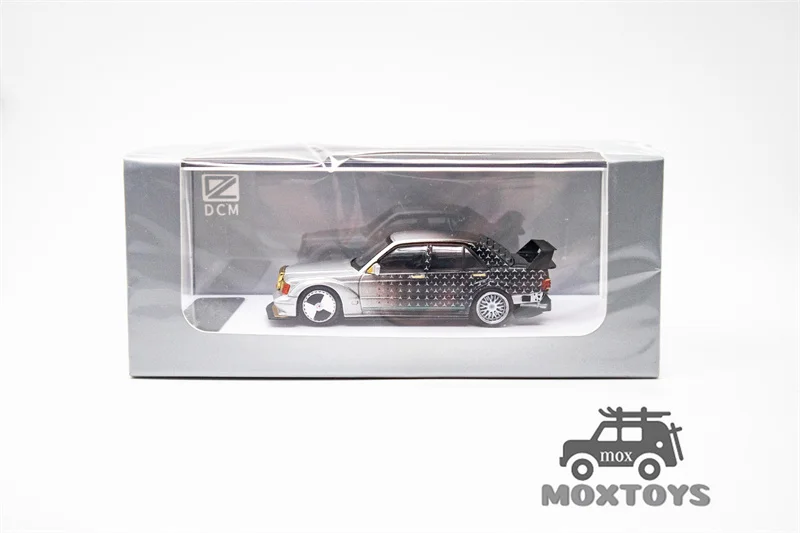 DCM 1:64 190E Звезда Серебряная литая модель автомобиля