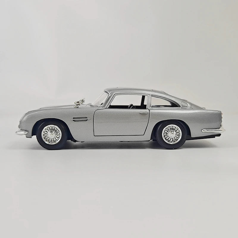 Фото Модель автомобиля Aston Martin DB5 Джеймса Бонда 007 в масштабе 1:24, коллекционная, из сплава, с открывающимися дверями. №4